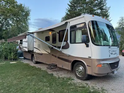 Selling our beautiful Triple E Commander Motorhome. This unit is in great condition over all with tw...