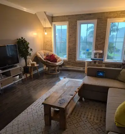 Condo 4 1/2 très lumineux au deuxième étage. Logement à aire ouverte avec balcon, remise et deux pla...