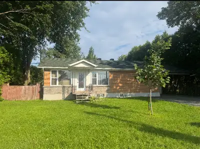 Logement 3 1/2 à louer à Victoriaville chauffé, éclairé et Internet compris. Semi meublé : frigidair...