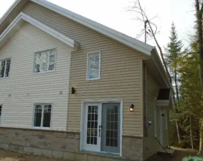 Bord de l'eau, jumelé à louer disponible au 1er juillet 2026. Situé tout près de la Station écotouri...