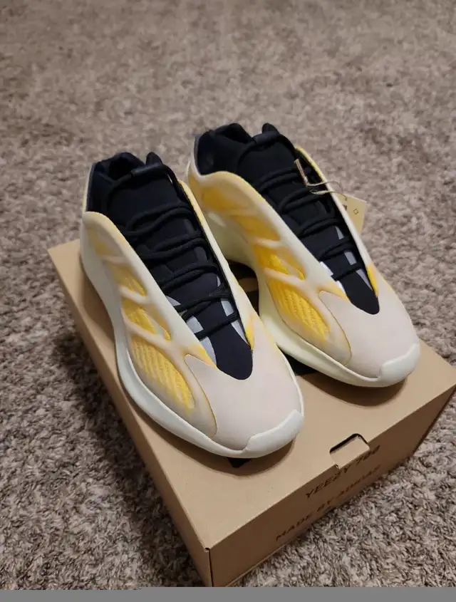 Yeezy 700 v3 Mono Safflower Size 11 Men’s  in Men's Shoes in Hamilton - Image 3