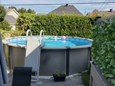 Bonjour, Je vends ma piscine hors terre ronde de 18 pieds achetée NEUVE en 2020. Un seul propriétair...
