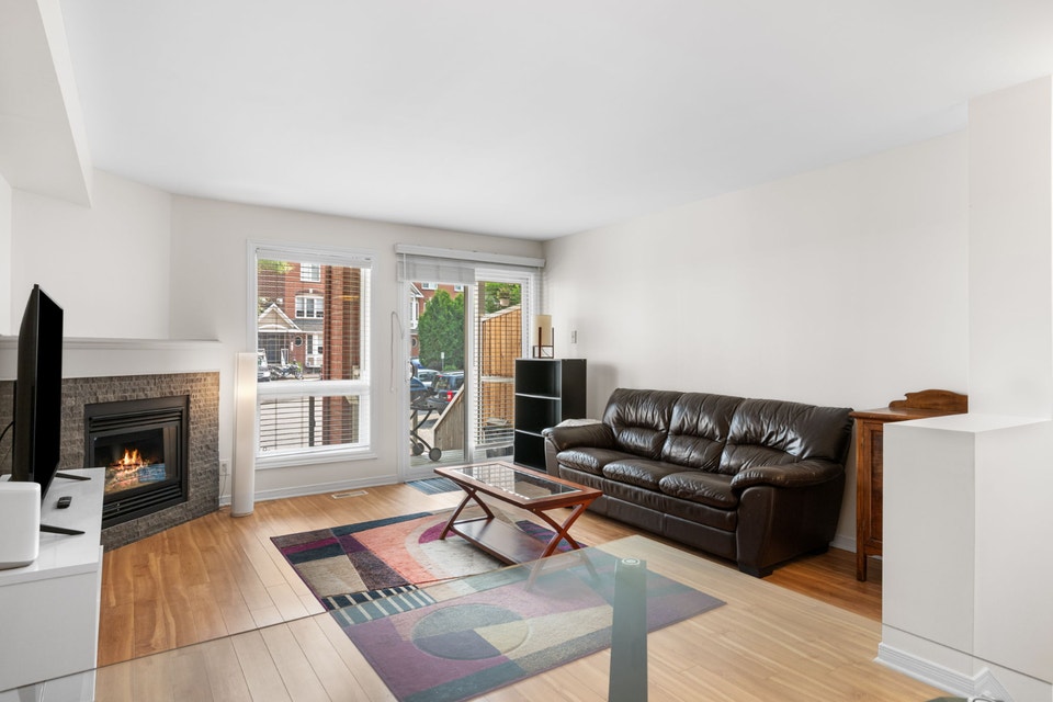 Spacious 2 Level , 2 Bedroom Stacked Townhome - West Centretown 4