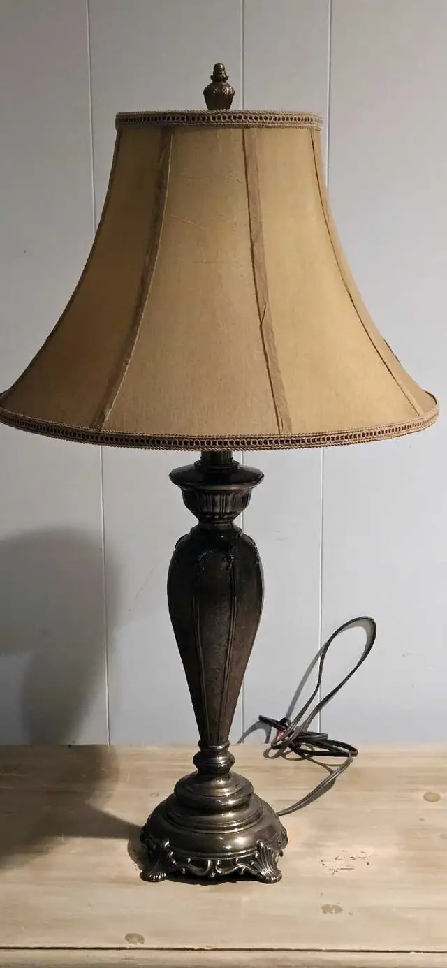 Vintage brass table lamp in Indoor Lighting & Fans in City of Toronto - Image 3