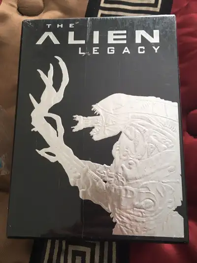 NO SHIPPING! Attention all sci-fi collectors: Up for grabs is a MIB set of Aliens movies. This 5 VHS...