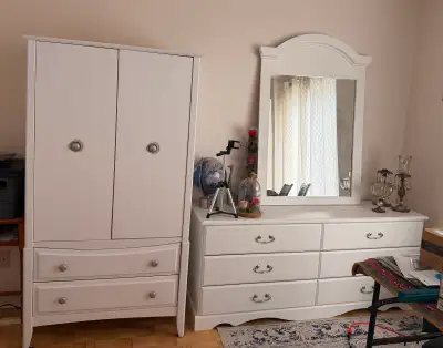 Ensemble chambre blanc-commode avec miroir +armoir-tres bon état, View more
