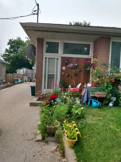 Immaculate 2 Bedroom Basement for Rent in Newmarket with Separate Entrance.Close to all amenities.