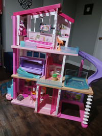 Maison de barbie(dreamhouse)($80)