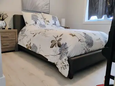 MATEALS, BASE ET TÊTE DE LIT + COUVRE LIT 60 PO EN TRÈS BONNE ÉTAT DEMANDE 550.00$. COUVRE MATELAS Q...