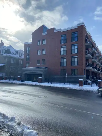 ONE BERDROOM & DEN..TWO FULL BATHROOMS.. IN THE HEART OF DOWNTOWN OTTAWA.. WALK TO OTTAWA UNIVERSITY...