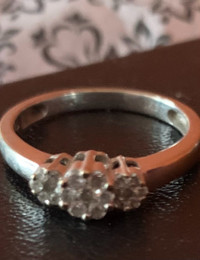 Silver ring with 21 small diamonds 