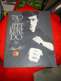 lot 24 Livres et magazines de Bruce Lee, Karaté...