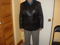 Manteau pour femme en cuir grandeur 10-12 ans (presque neuf)