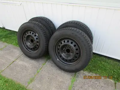 4 pneus d'hivers, 4 rims, 4 valves electroniques TPMS, Centara Snow Cutter Snow, comme neuf, etais s...