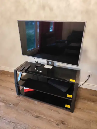 model is LG 47lb5830. practically brand new just a few years ago for 700. Comes with everything pict...