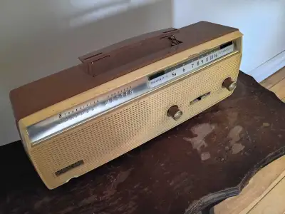 Voici une radio Channel Master 8 Transistor classique et élégante, parfaite pour tout collectionneur...