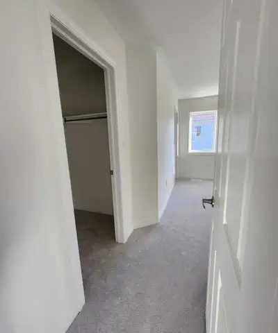 Room for Rent - Available from November Open backyard 6 to 8 minutes to Durham College Windfields fa...