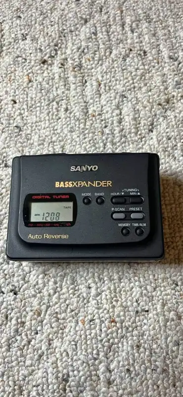 Walkman This SANYO BassXPander AM/FM Stereo Cassette Player Model MGR-908 (K) is a portable audio de...