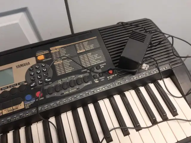 Yamaha PSR-225 keyboard with power supply in Pianos & Keyboards in City of Montréal - Image 6