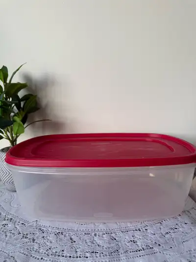 Rubbermaid Container (Large size) Good condition!!, View more
