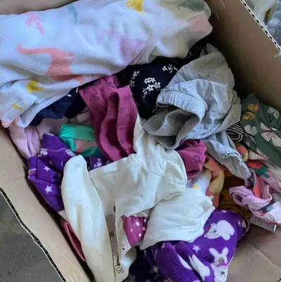 20 random pieces of girl clothes 3T, View more