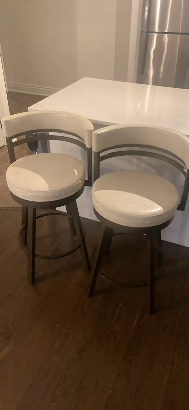 2 counter height swivel stools in Other in Oakville / Halton Region - Image 4