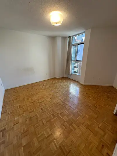 Sublease/lease for Rent in Spacious 3-Bedroom Apartment – Indoor Pool & More! Looking for a comforta...
