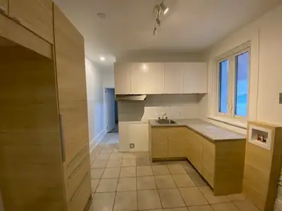 5 1/2 situé au rez-de chaussé, Planchers de bois d'ingénierie, 3 chambres fermées, Entrée laveuse/sé...