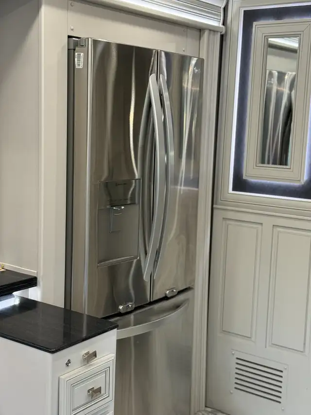 FLEETWOOD DISCOVERY LXE 44S in RVs & Motorhomes in City of Montréal - Image 8