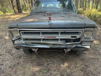 Selling a 1975 GMC Suburban with 170,000 km. It has a 350 cubic-inch V8, 3-speed automatic transmiss...