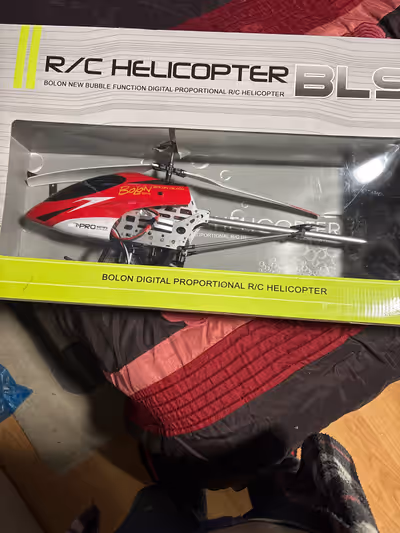 Hélicoptère télécommandé. Equipé pour faire des bulles de savons. Avec instructions, chargeur et hél...