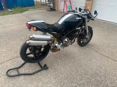 Very nice overall condition. Fresh Michelin pilots(0 Kms.) comes with rear work stand. Corbin seat....
