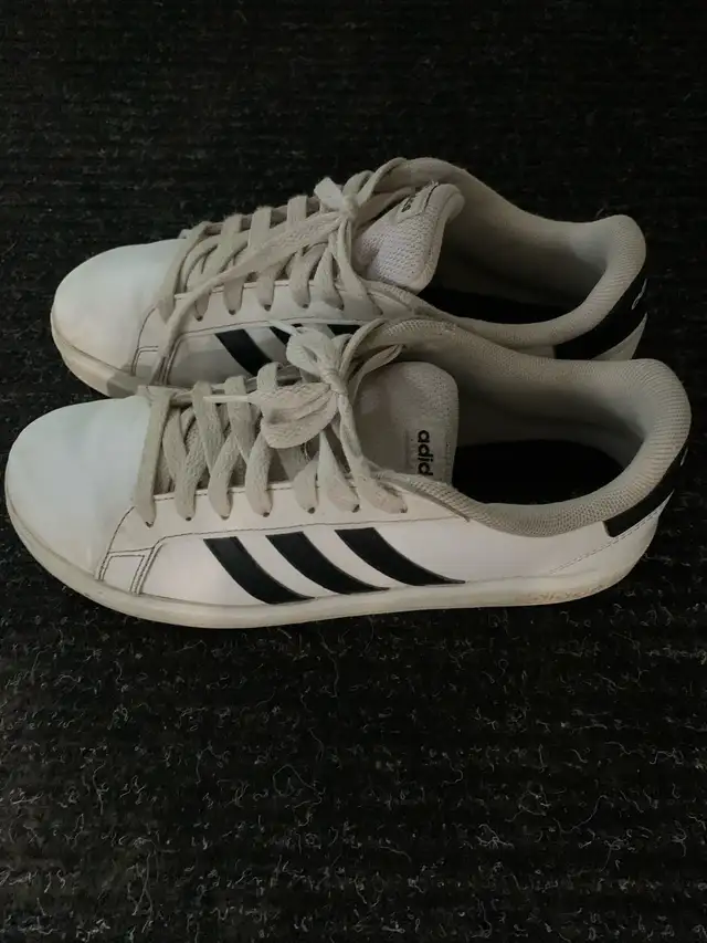 Adidas Sneakers Tennis Shoes Grand Court Size 6.5 White Bl in Men's Shoes in Ottawa - Image 2