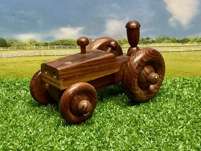 Tracteur / Ferme / Bois in Arts & Collectibles in Laval / North Shore - Image 2