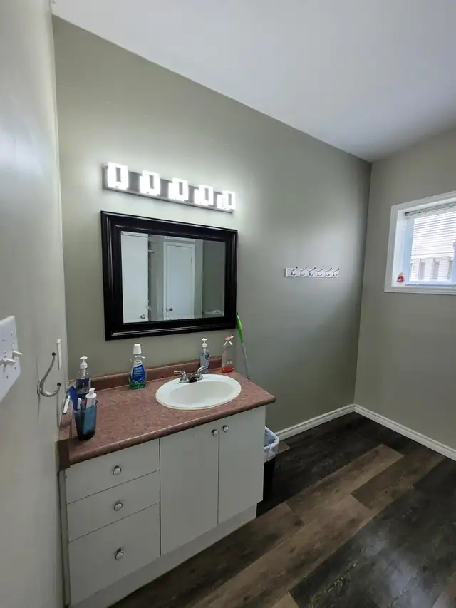 Room next to Fanshawe college also min walk to bus stop.