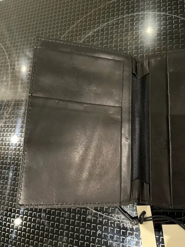 M0851 leather passport holder in Women's - Bags & Wallets in City of Montréal - Image 7