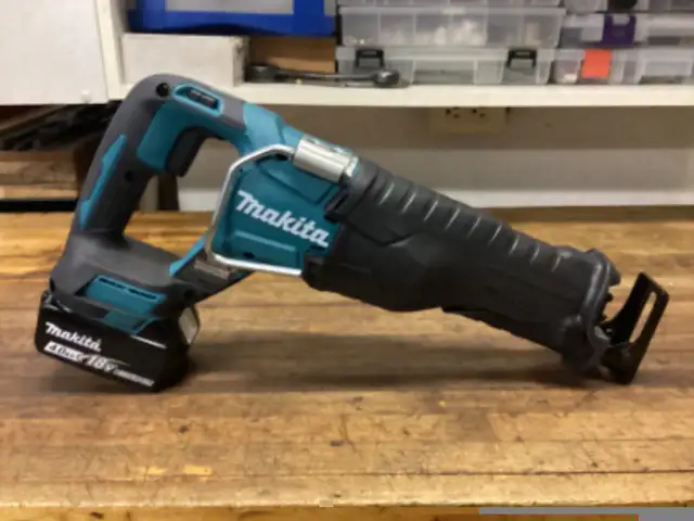 MAKITA LXT 18v BRUSHLESS 2 - SPEED SAWZALL and 4.0 AH BATTERY in Power Tools in Barrie - Image 7
