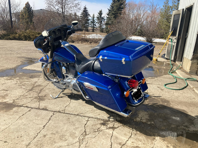 2009 Harley Davidson Electra glide in Street, Cruisers & Choppers in Edmonton - Image 2