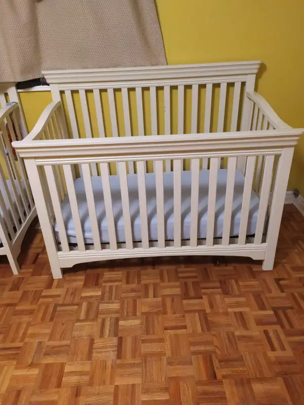 2 Identical Convertible cribs Antique White – Cribs for Twins in Cribs in Mississauga / Peel Region - Image 4