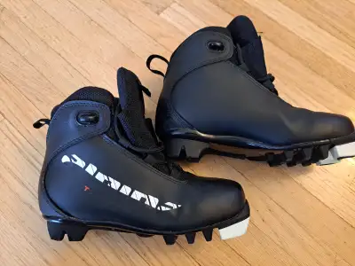 Alpina T5 junior cross country ski boot in like new condition Size 33 - Approx US size 2 Smoke Free,...