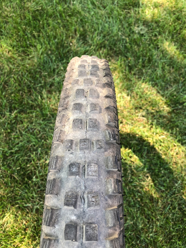 Several 27.5” Schwalbe MTB tires in 2.35” width  dans Châssis et pièces  à Ville de Montréal - Image 2