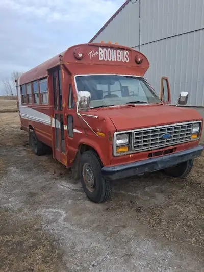 1989 ford bus 8 seats 5/8 gas automatic new rubber needs a new winshield 1 403 315 2074 1900$