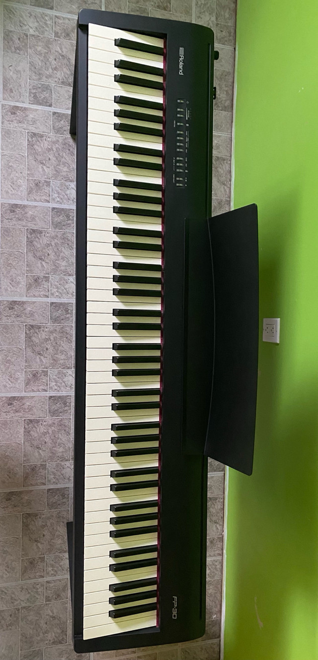 Piano Roland FP-30  dans Pianos et claviers  à Lac-Saint-Jean - Image 2