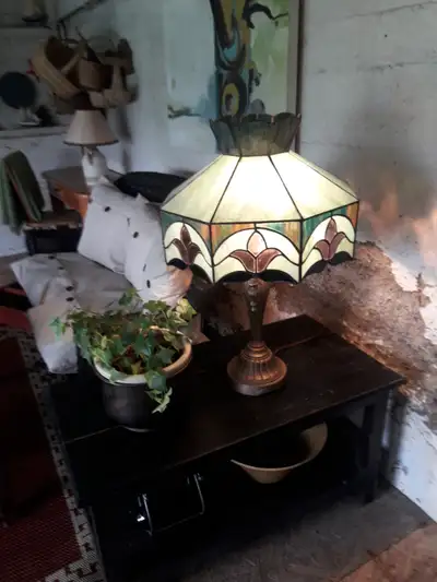 Excellent condition. 27"H. Shade is 17" in diameter. Double socket. Heavy base. Seat is 21x17". Floo...