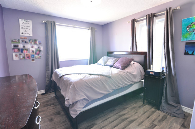 Queen Dark Wood Bedroom Set - Headboard & FootboardDresser in Multi-item in Mississauga / Peel Region