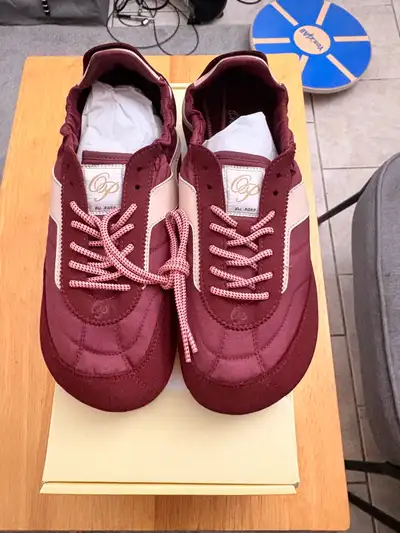 Crafted for natural movement, these sneakers feature a flexible sole and a minimalist design to enha...