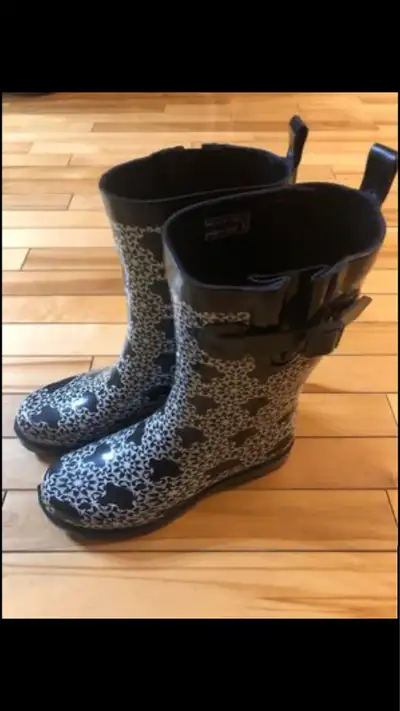 Capelli New York Rain Boots Size 6 Women’s. Like new condition. From a smoke and pet free home.
