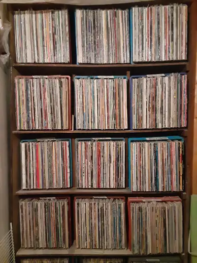 VARIOUS PRICES-Vinyl library (over 500 LP, 12” or 7”), also CD’s (over 200) + cassettes and VHS tape...