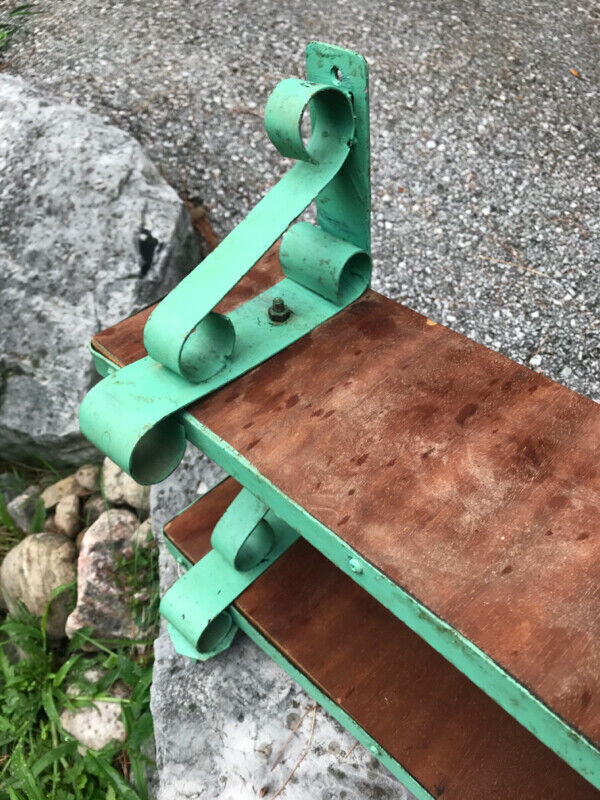 VINTAGE 2 TIER METAL DECORATIVE SHELF BRACKETS WITH GREEN PAINT in Arts & Collectibles in Mississauga / Peel Region - Image 2