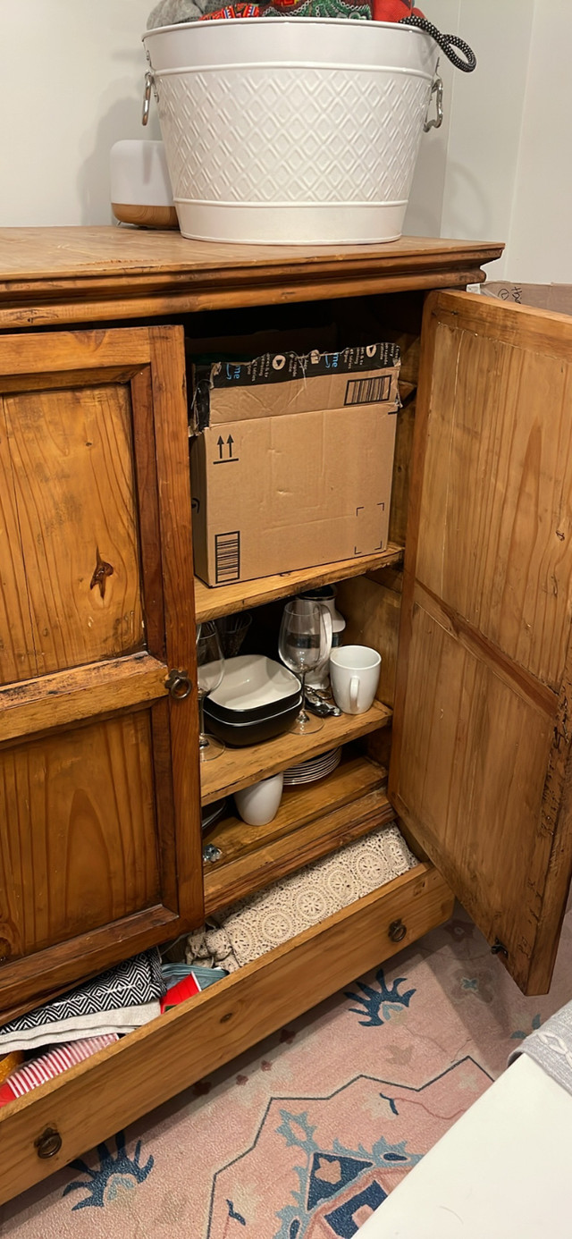 Vintage wood sideboard/buffet in Hutches & Display Cabinets in City of Toronto - Image 2